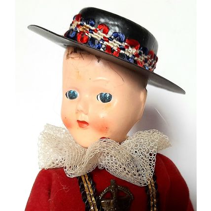 WORLD DOLLS ** BEEFEATER GUARD - TRADITIONAL DRESSED DOLL 18 cm moving eyes VGC
