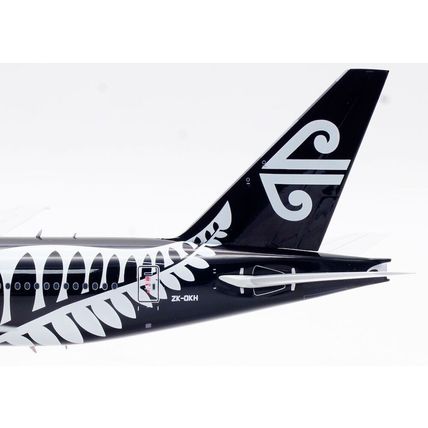 B777-219/ER AIR NEW ZEALAND REG: ZK-OKH W/STAND - INFLIGHT 200 IF772NZ1223 1/200