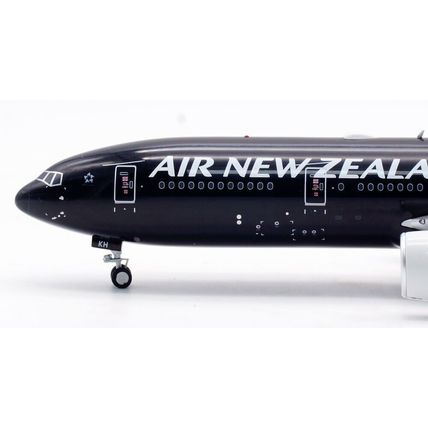 B777-219/ER AIR NEW ZEALAND REG: ZK-OKH W/STAND - INFLIGHT 200 IF772NZ1223 1/200