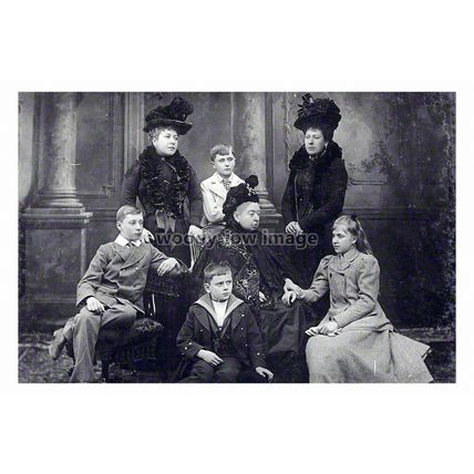 rs1863a - Queen Victoria with Princess Beatrice & Children - print 6x4