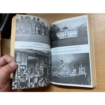 1972 QUEEN ALEXANDRA GEORGINA BATTISCOMBE ROYALTY ILLUSTRATED PB BOOK (P3)
