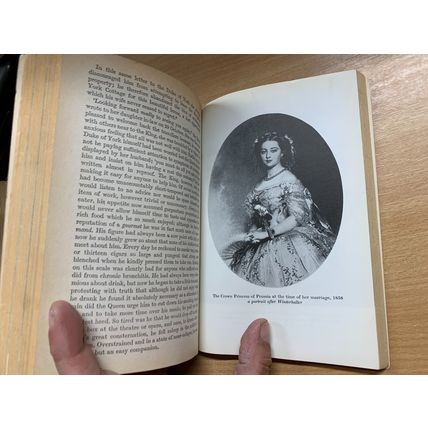 1972 QUEEN ALEXANDRA GEORGINA BATTISCOMBE ROYALTY ILLUSTRATED PB BOOK (P3)