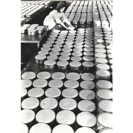12 - ROQUEFORT-sur-SOULZON - A LA FROMAGERIE, L' EGOUTTAGE