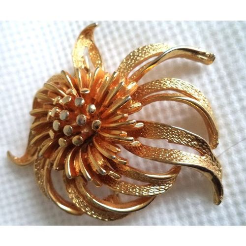 Coro 50s Gold Brooch Chrysanthemum Floral Retro Jewelry Signed Vintage Jewelry