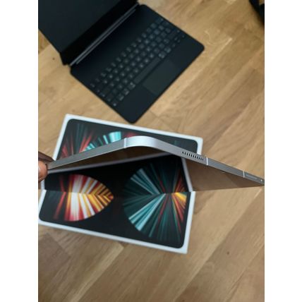 Apple iPad Pro 5th Gen 128GB, Wi-Fi+5G(Unlocked), 12.9 in Silver w/Pen+Keyboard