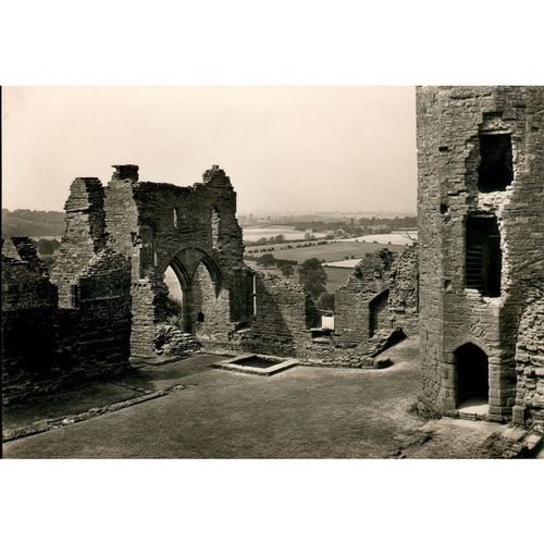 Vintage GB Postcard - Goodrich Castle, Herefordshire - Courtyard Looking N.W.