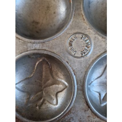 Vintage 1950's Bun Tin
