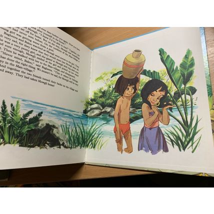 1974 WALT DISNEY PRESENTS "THE JUNGLE BOOK" ILLUSTRATED THIN HARDBACK BOOK (LL)
