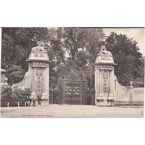 Lion Gates Hampton Court Middlessex Postcard(MX70525)