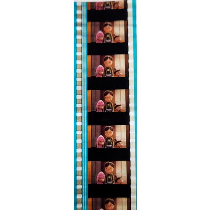 Pk GEB - i - MIX - C077y . 1 STRIP OF 5 - 35MM FILM CELLS. ( Despicable Me ? )