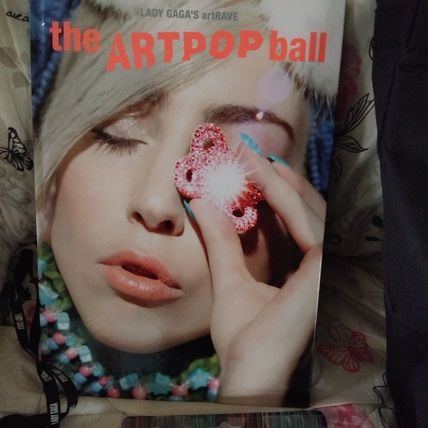 LADY GAGA.ART POP.TOUR MERCHANDISE/FAN PACK.