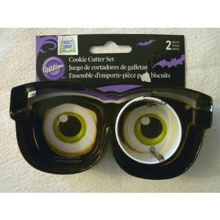 "WILTON EYE GLASSES AND EYEBALL 2 PIECE HALLOWEEN COOKIE CUTTER SET"