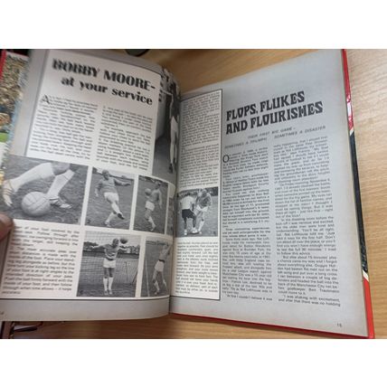 1970 "DAILY MIRROR BOOK OF FOOTBALL" BOBBY MOORE SOCCER ANNUAL HB BOOK (P4)