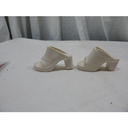 Ideal 18" Tiffany Taylor, White Signature Shoes, VGC, Very Hard To find