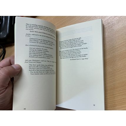 1983 JOHN JULIUS NORWICH "CHRISTMAS CRACKERS" PAPERBACK BOOK (P3) AA