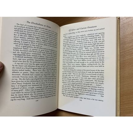 1958 "THE ELIZABETHANS AT HOME" ELIZABETH BURTON ILLUSTRATED HARDBACK BOOK (P4)