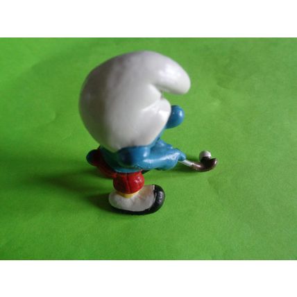 Golfer smurf complete with his golf club red trousers