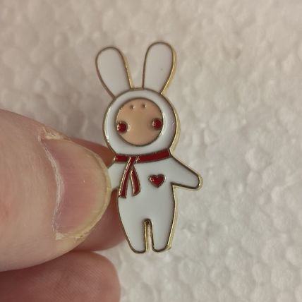 Animals "WHITE RABBIT" Collectable Badge / pin 1.6 cm x 3.1 cm BA147