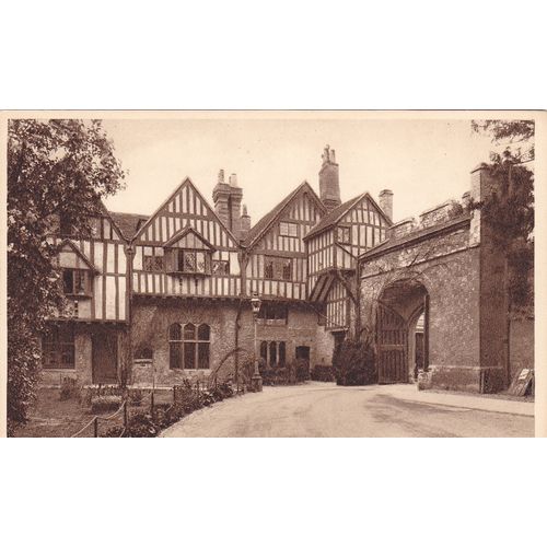 West StreWinchester Entrance to Cathederal Close Hampshire Postcard (HAM72590)
