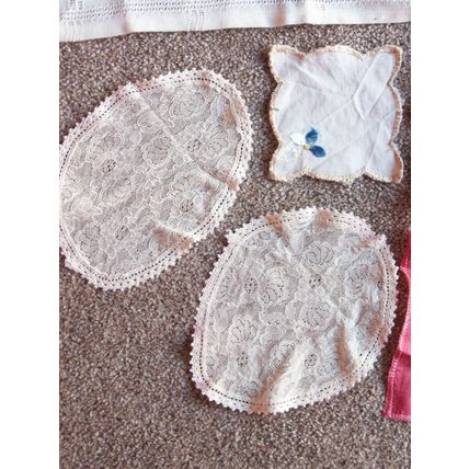 VINTAGE ASSORTMENT OF COTTON, SILK LACE & POLYESTER MATS etc **GC**