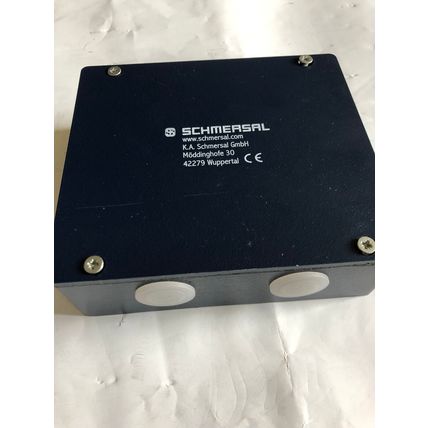 NEW SCHMERSAL AZM 415-33ZPDK-24VAC/DC SAFETY SWITCH,UI 250V IEC 609475-1 AC15,AY