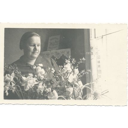 PC18268 Old Postcard. Woman. RP