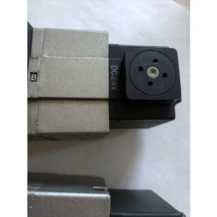 Lot 2 SMC VP7-8-FHG-D PNEUMATIC DOUBLE SOLENOID VALVE VP7-8-FHG-D 24V DC,DG