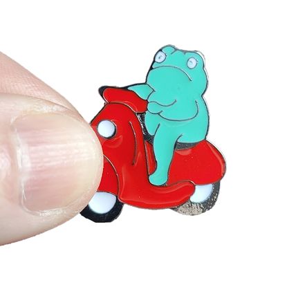 Frog on a Scooter Enamelled Pin Badge Brooch Metal 2.5 cm x 2.5 cm BA75