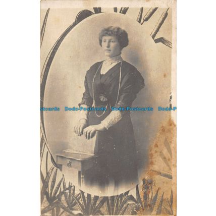 R052541 Old Postcard. Woman