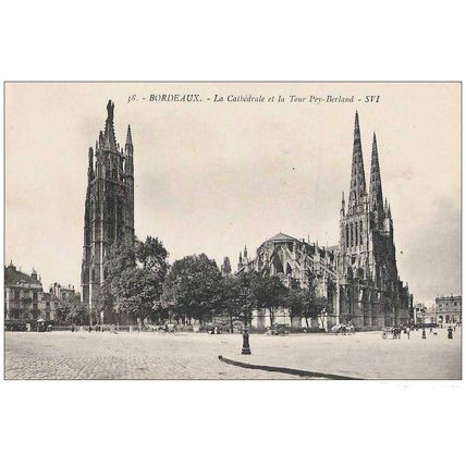 33 - BORDEAUX - la cathédrale et la tour Pey berland