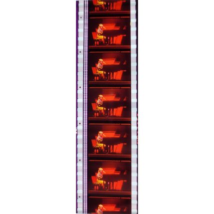 Pk DAU - J - MIX - a 003C. 1 STRIP OF 5 - 35MM FILM CELLS. (E J )