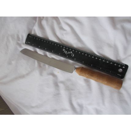 BREAD KNIFE /STAINLESS WOODEN SHAPED HANDLE VINTAGE (08/01) # # #