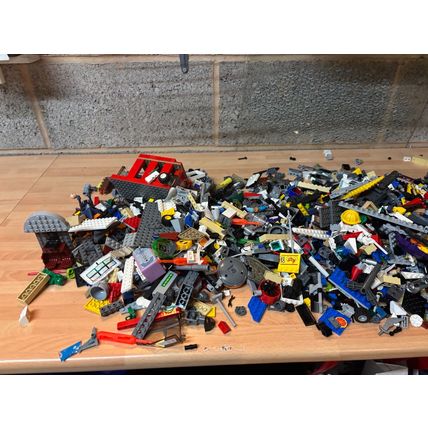 Mixed lego box 3.6kg with star wars pieces etc