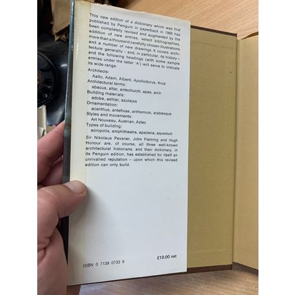 1975 "A DICTIONARY OF ARCHTECTURE" ILLUSTRATED VINTAGE HARDBACK BOOK (P5)