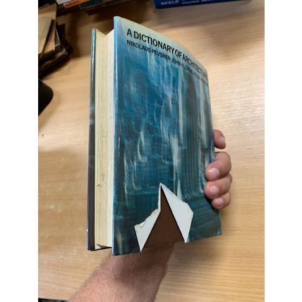1975 "A DICTIONARY OF ARCHTECTURE" ILLUSTRATED VINTAGE HARDBACK BOOK (P5)