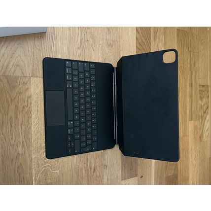 Apple iPad Pro 5th Gen 128GB, Wi-Fi+5G(Unlocked), 12.9 in Silver w/Pen+Keyboard