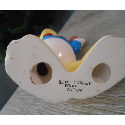 Vintage Walt Disney Productions 1973 Ceramic 5” Donald Duck With Apple Figurine