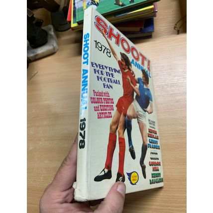 1977 "SHOOT ANNUAL 1978" KEEGAN GERD MULLER FOOTBALL SOCCER HB BOOK (P4)