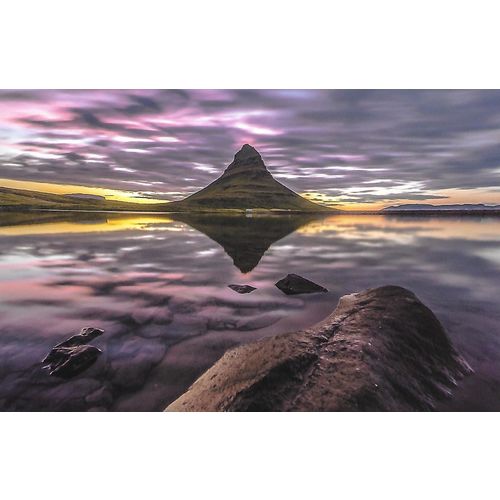 K1706: Mount Kirkjufell in Grundarfjörŏur.