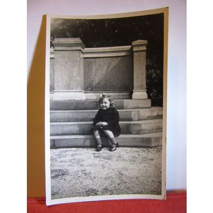 A YOUNG UNKNOWN GIRL SAT ON THE STEPS antique photograph postcard #