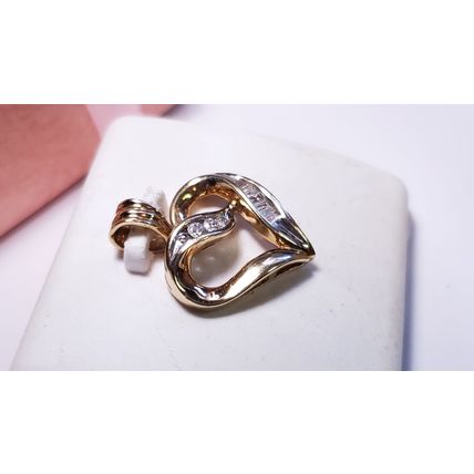 Estate .22ctw Natural Rd & Baquette Diamond 10Kt Y/Gold Open Heart Pendant#20712