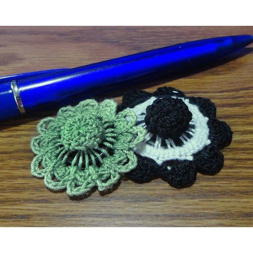 Button flowers #bf013 lot of 2 crochet decoration adornment embellishment motif