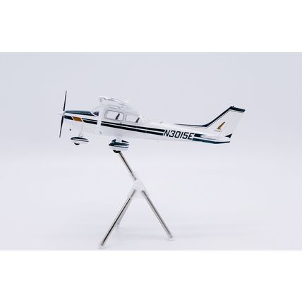SKYHAWK II PRIVATE CESSNA 172 REG: N3015E - JC WINGS XX172001 1/72 - PRE ORDER