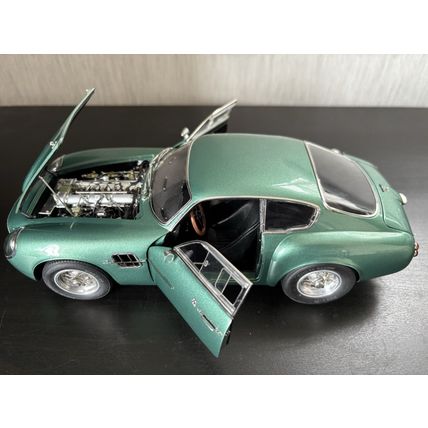 CMC M-132 Aston Martin DB4 GT Zagato 1961, Metallic Green 1:18 - VGC