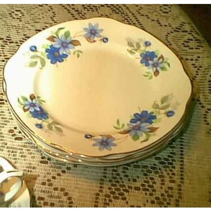 GORGEOUS DUCHESS SAPPHIRE BLUE ASTERS BONE CHINA ENGLAND CUPS SAUCERS PLATES