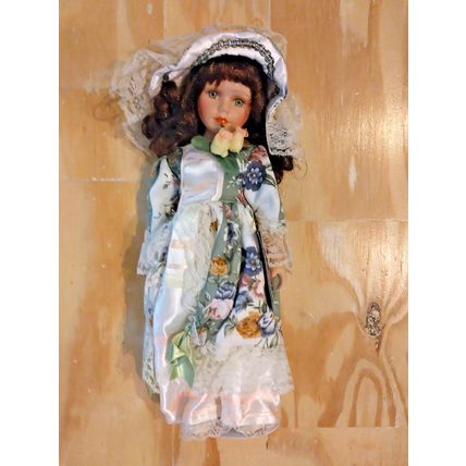 Cathay Collection Doll "LINDA" /Porcelain - includes box! FAST SHIPPING!
