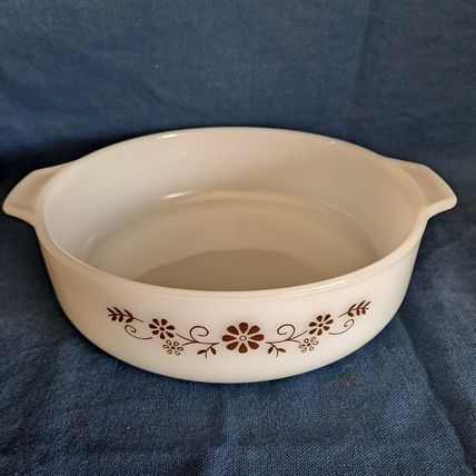 Vintage DYNAWARE CASSEROLE DISH Pyr-O-Rey Daisy Milk Glass Pan Bowl 8" Baking