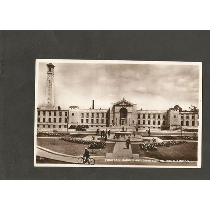 Postcard Hampshire Southampton Fountain Garden &Civic Centre 1951