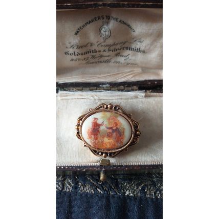 VINTAGE Small Goldtone Framed Glass Printed Fragonard Courting Couple BROOCH.
