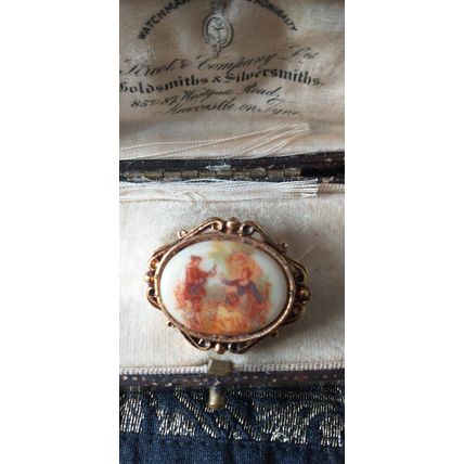 VINTAGE Small Goldtone Framed Glass Printed Fragonard Courting Couple BROOCH.